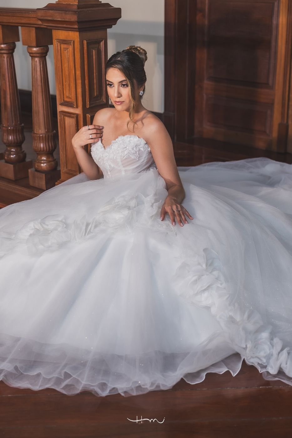Noiva na loja Ana Júlia Noivas, vestido tomara que caia rodado