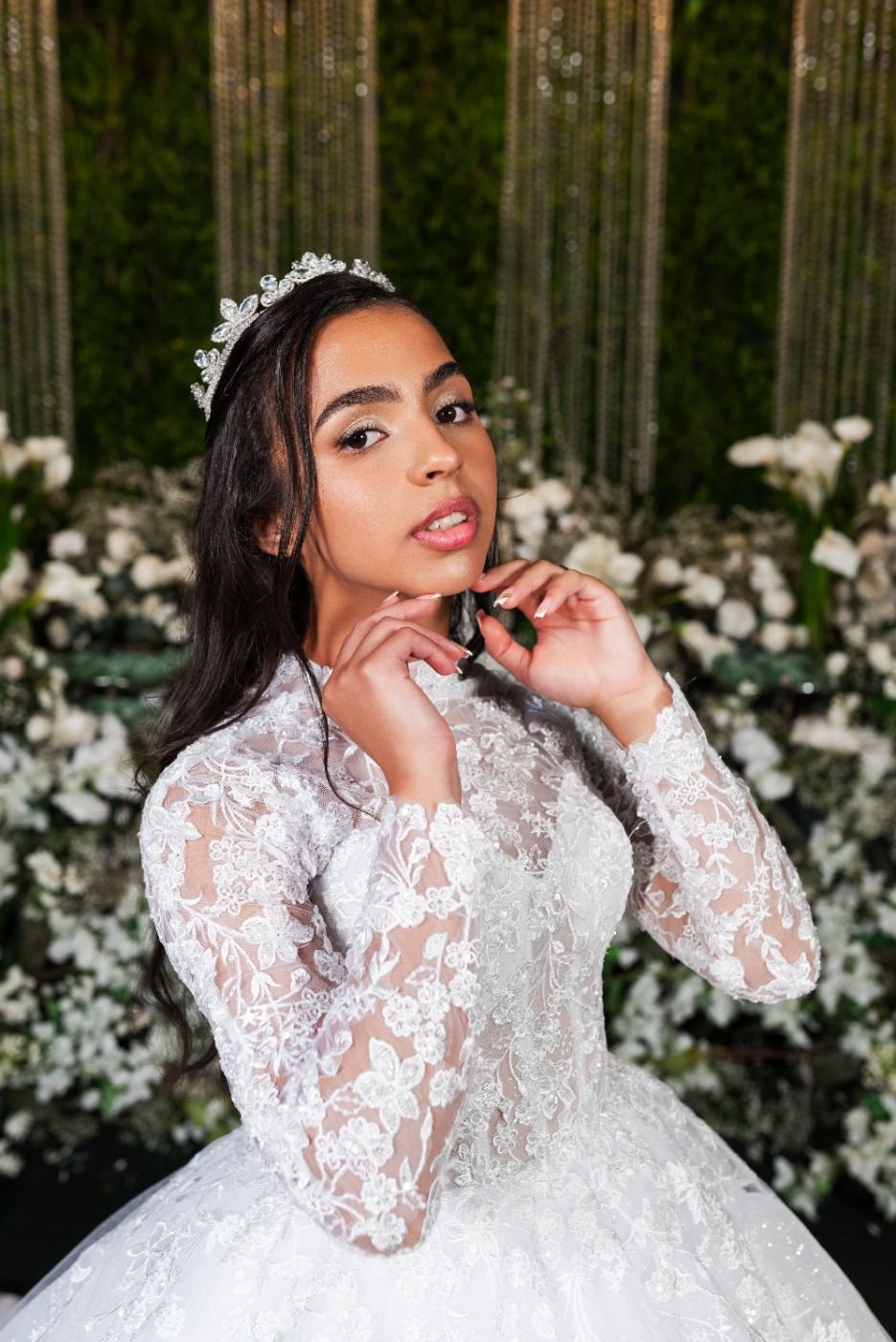 Vestido de manga longa em renda com pedraria e gola alta