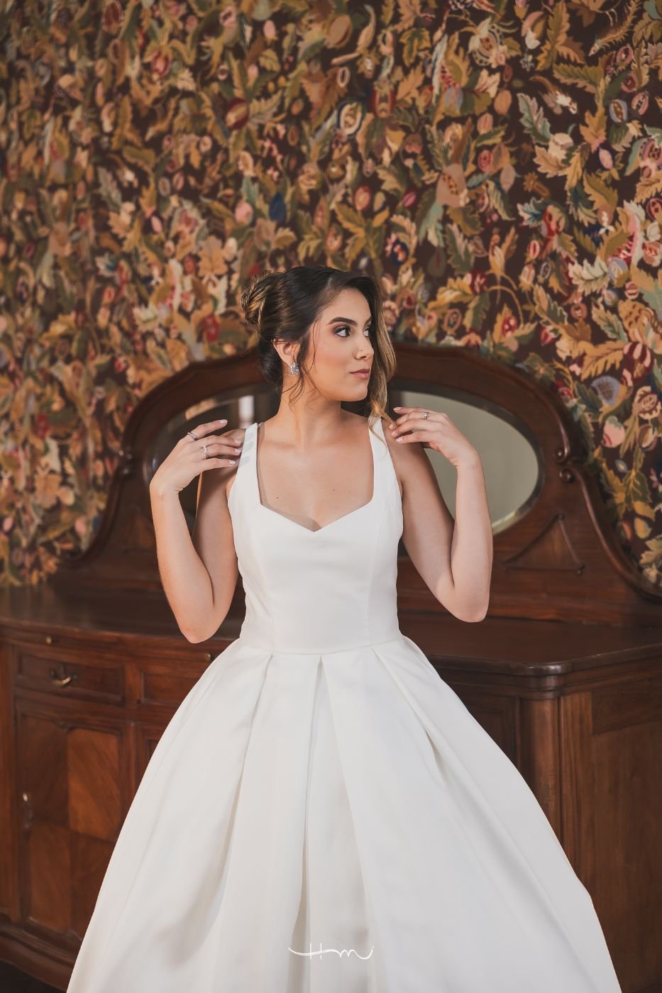 Vestido em cetim com decote em coração e saia rodada
