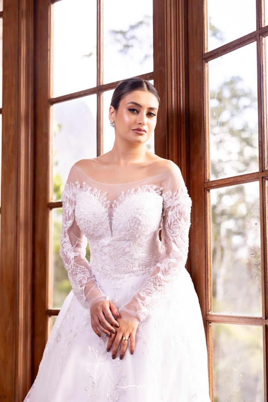 Vestido em cetim com decote em coração e alças
