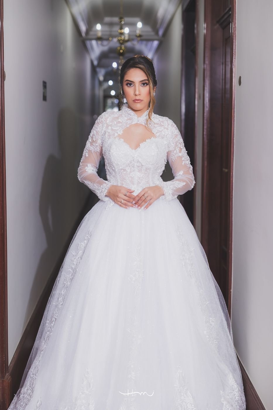 Vestido de manga longa em renda com gola alta e saia rodada